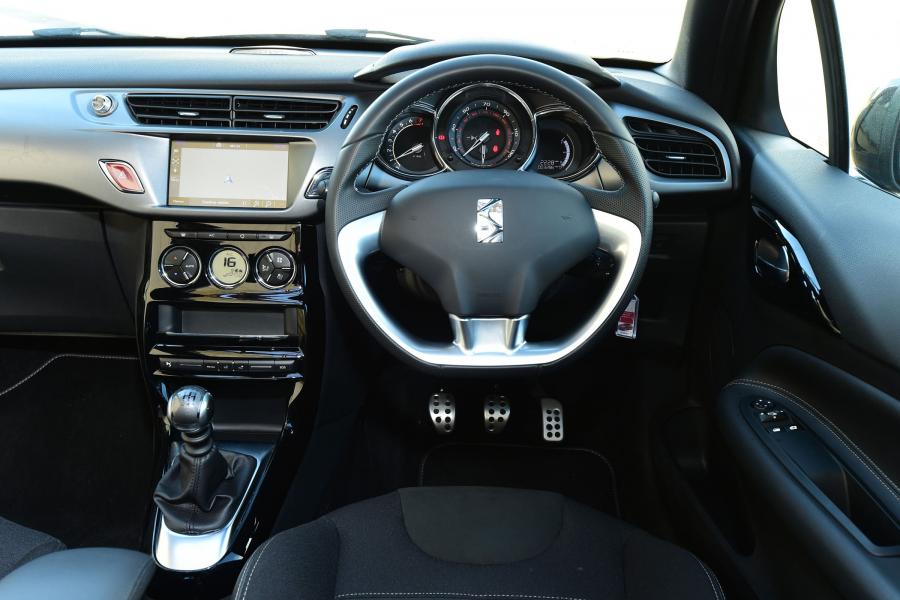 Панель приборов DS 3 Cabrio 2016 года  (UK) (фото 10 из 10)